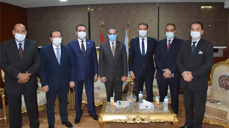 محافظ الغربية يلتقي بالسادة أعضاء مجلس الشيوخ بالغربية