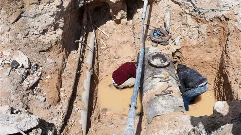 بسبب كسر مفاجئ بأحد الخطوط.. قطع المياه عن عدة مناطق بالجيزة