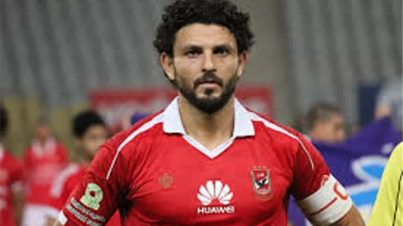 حسام غالى يصافح فريق الأهلى قبل انطلاق مباراة الجونة