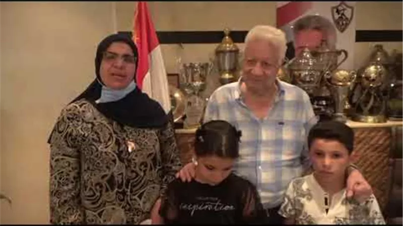 مرتضى منصور يمنح أسرة الشهيد محمد زين عضوية الزمالك.. فيديو