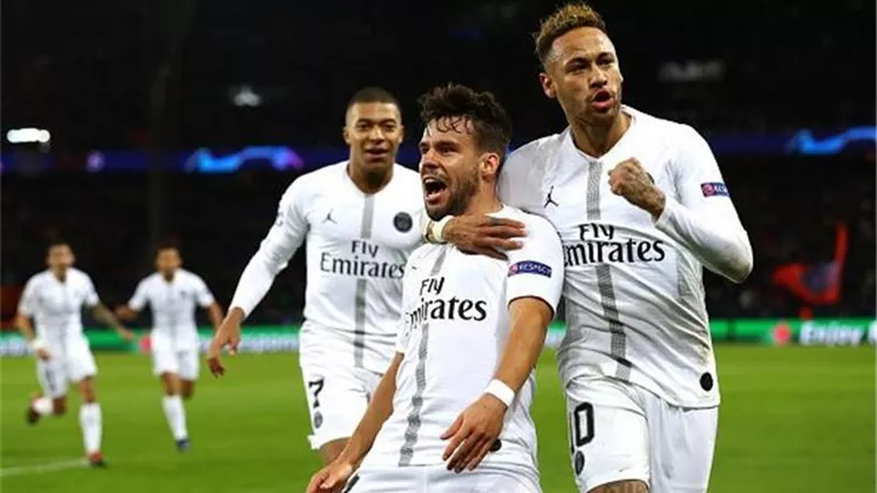 برشلونة ينتظر موقف نجم باريس سان جيرمان بعد رفضه تجديد عقده