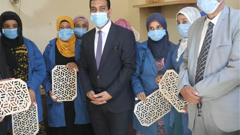 نائب محافظ قنا يتفقد مصنعي الخزف بجراجوس والأثاث بالجمالية.صور