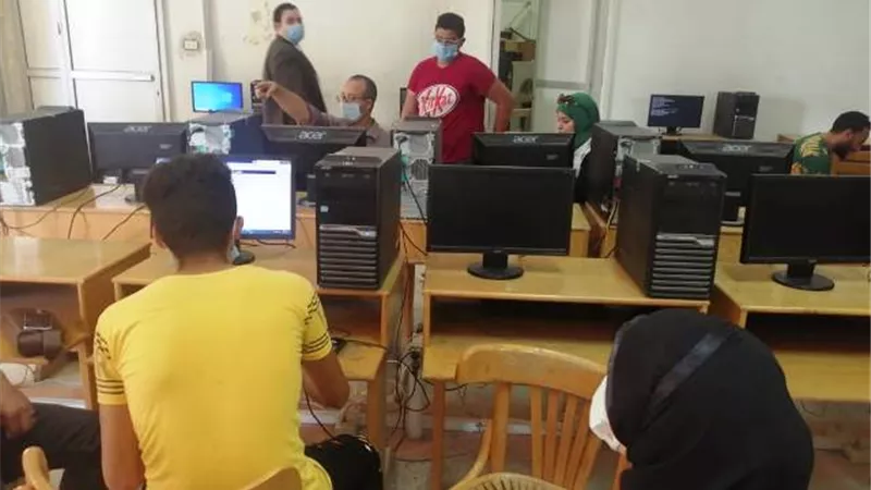 استمرار توافد طلاب المرحلة الأولى لتنسيق ٢٠٢٠ الى معامل جامعة حلوان.. بالصور