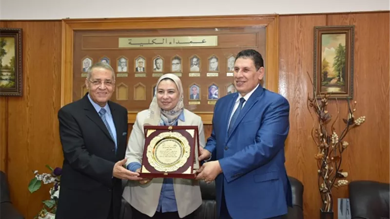 ألسن عين شمس تكرم الدكتور صالح هاشم لحصوله على جائزة الجامعة التقديرية