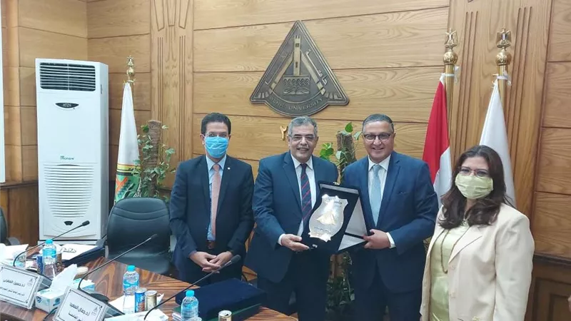 مجلس جامعة بنها يكرم عميد هندسة شبرا لعطائه