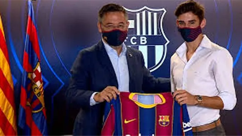 رئيس برشلونة يهرب من وسائل الإعلام عند تقديم لاعبه الجديد
