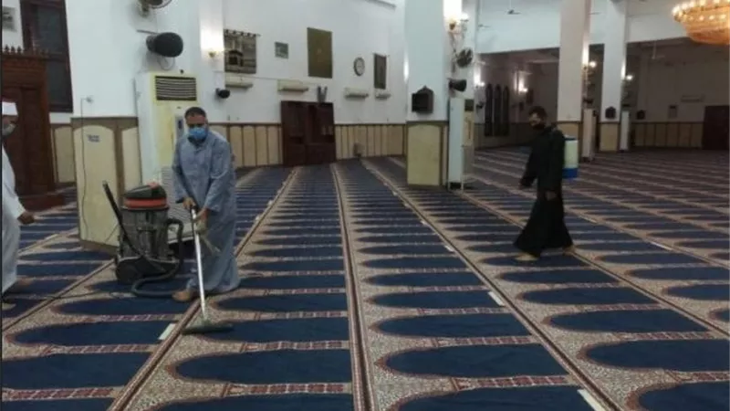الأوقاف: التجاوزات في صلاة الجمعة قد تكون سببا في غلق المسجد