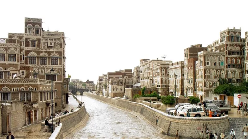 الأمطار تغرق صنعاء ومناطق يمنية أخرى وتصيبها بشلل تام
