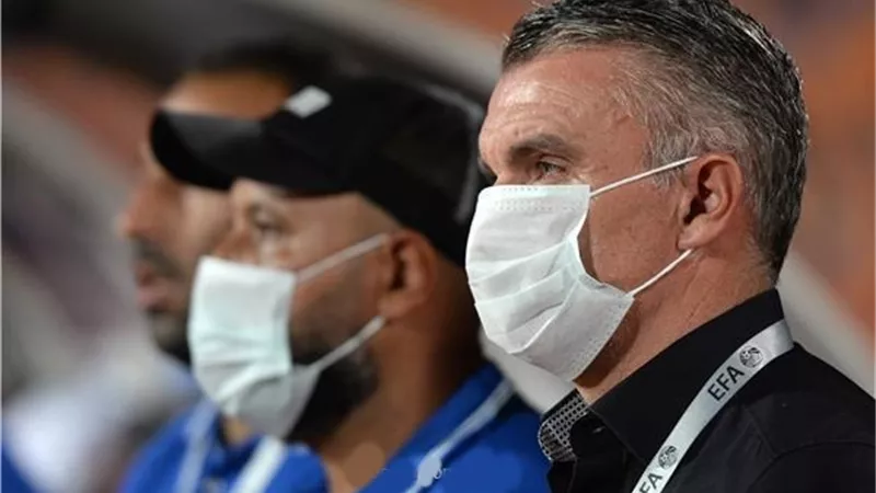 بعد الهزيمة من ذئاب الجبل .. اتحاد الكرة يعاقب كارتيرون مدرب الزمالك