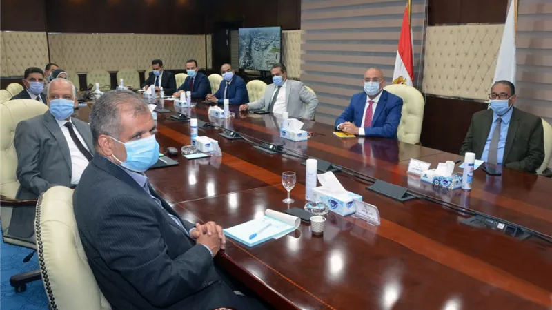 وزير الإسكان ومحافظ الجيزة يستعرضان مخطط تطوير ميدان المنيب