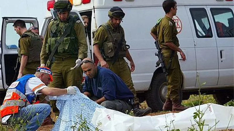مقتل إسرائيلي متأثرا بجراحه جراء عملية طعن نفذها فلسطيني في بيتاح تكفا