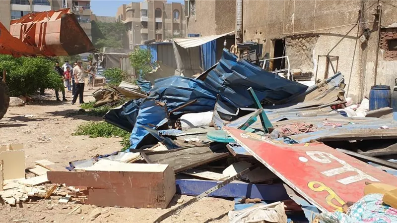 جهازا مدينتي 6 أكتوبر وبدر ينفذان حملتين لإزالة المخالفات .. صور