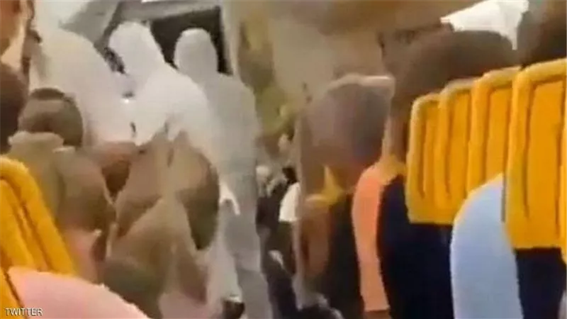 إخراج مسافر من الطائرة بعد الرسالة المشؤومة.. فيديو