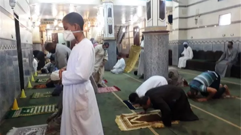 مساجد أسوان تحتفل بتوزيع الحلوى على المصلين