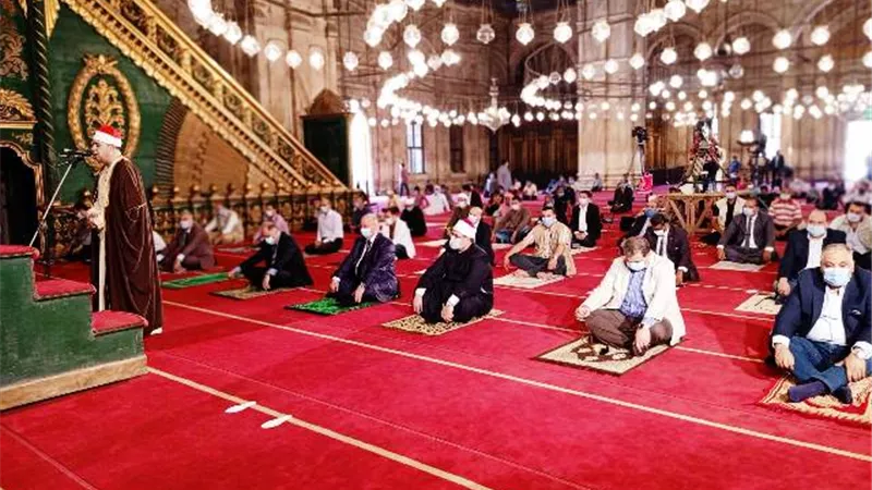 محافظ القاهرة يؤدى صلاة الجمعه بمسجد محمد على بحضور وزير الأوقاف.. بالصور