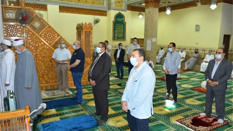 محافظ البحيرة يؤدى صلاة الجمعة في مسجد عطا بدمنهور..صور