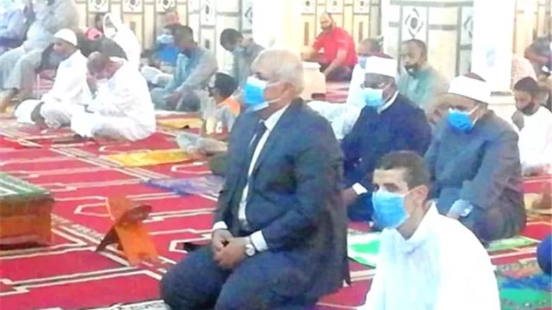 بالكمامة وسجادة الصلاة محافظ الوادي الجديد يشهد خطبة الجمعة بعد توقف 150 يوما.صور