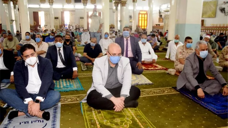 محافظ بنى سويف يؤدى صلاة الجمعة بعد توقفها 5 أشهر.. بالصور