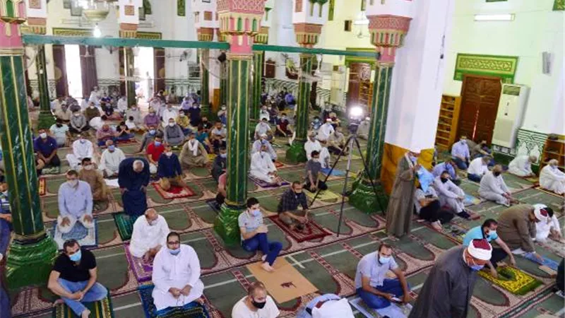 محافظ أسيوط يصلى الجمعة بمسجد ناصر ويطمئن على تطبيق الاجراءات الاحترازية.. بالصور