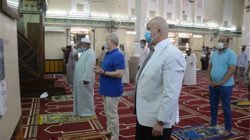 محافظ الأقصر يؤدى صلاة الجمعة بعد عودة فتح المساجد.. بالصور