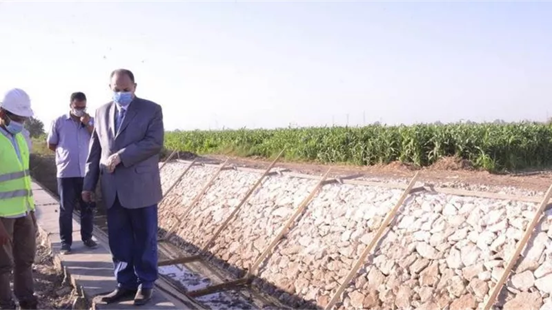 محافظ أسيوط يلتقي مسئول وزارة الري لدعم المشروع القومى لتبطين الترع بتكلفة 400 مليون جنيه