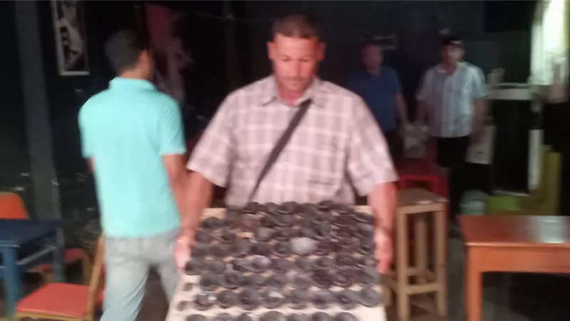 ضبط صاحب مقهى بمدينة الزقازيق يقدم الشيشه لرواده فى وضح النهار صور