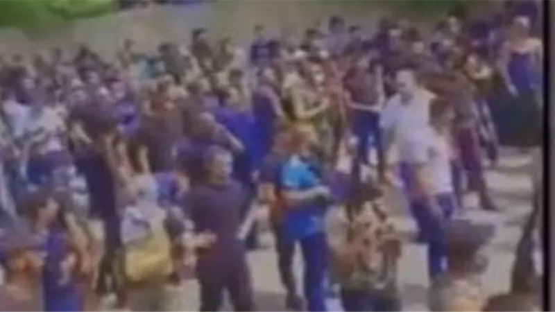 بالفيديو.. خلال تشييع جثامين ضحايا اشتباكات خلدة.. لبنانيون يهتفون ضد حسن حزب الله 