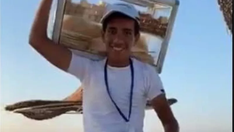 من بائع الفريسكا إلى طالب بكلية طب الاسكندرية .. قصة كفاح إبن المحمودية الطالب ابراهيم رجب على مدار 7 سنوات.. بالصور والفيديو