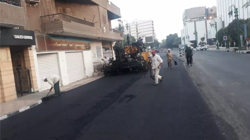 محافظ أسيوط: تركيب بلدورات ومواصلة أعمال الرصف لشارع الثورة
