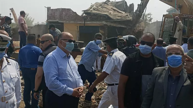 بالصور والفيديو.. محافظ القاهرة يتفقد اعمال إزالة العشوائيات بعزبة الصفيح بالمطرية