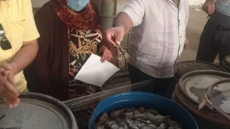 بالصور.. صحة الشرقية تعدم ٨ طن أغذية فاسدة بمخزن فى العاشر من رمضان