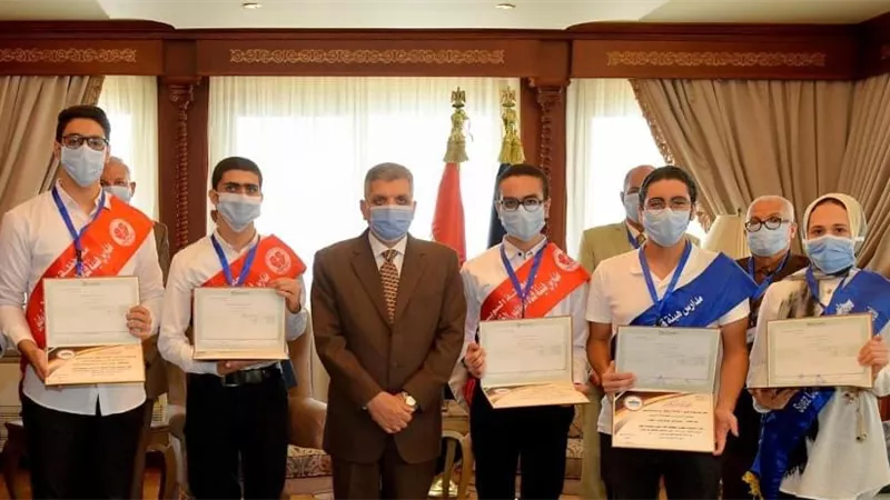 قناة السويس تكرم طلاب مدارسها الحاصلين علي مراكز بالثانوية العامة