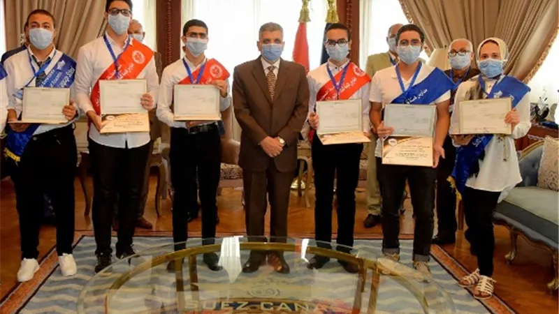 بالأسماء الفريق ربيع يكرم اوائل الثانوية العامة بمدارس الهيئة في محافظات القناة .صور