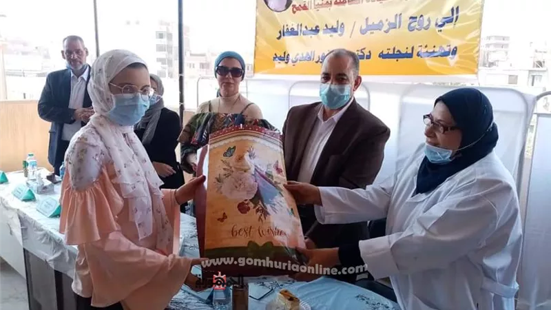 مدير التأمين الصحى بالشرقية يكرم طالبة من أوائل الثانوية توفى والدها أحد جنود الجيش الابيض
