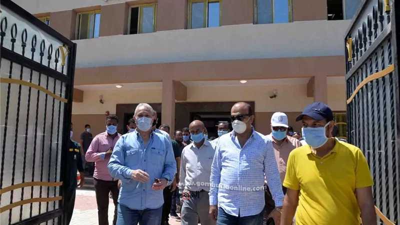 محافظ الأقصر يتابع مشروعات المرافق والتحول الرقمى ومحطات صرف ومراكز طب أسرة