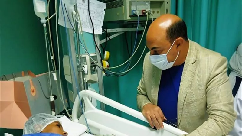 محافظ أسوان يزورالطفل محمد مصطفى فى