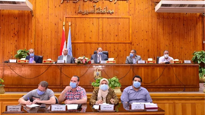 محافظ أسيوط يترأس إجتماع القيادات التنفيذية للتشديد على تكثيف حملات ازالة التعديات