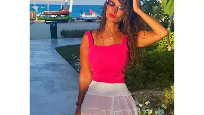 شاهد .. زينة تشارك جمهورها إطلالة صيفية عبر انستجرام