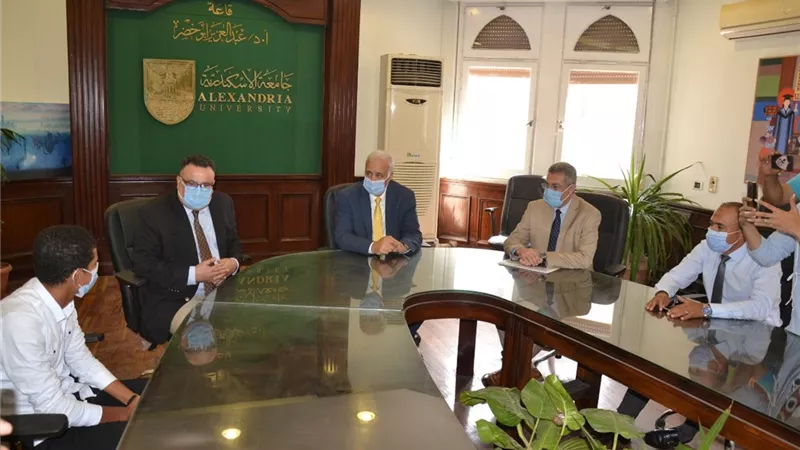 رئيس جامعة الإسكندرية يستقبل الطالب إبراهيم عبد الناصر