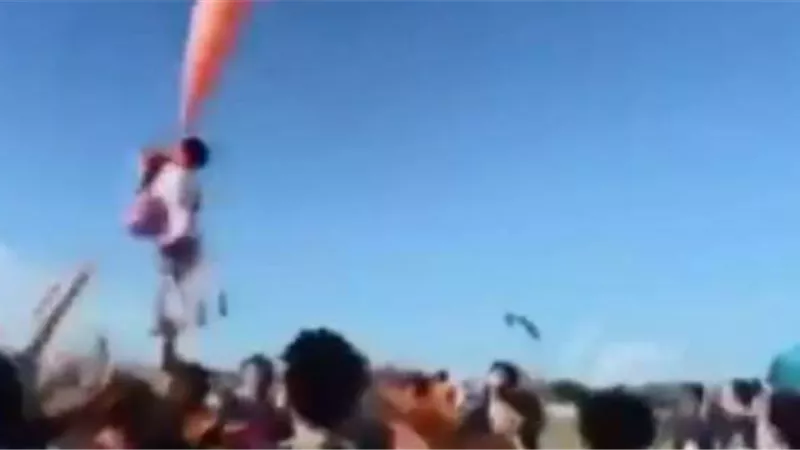 طائرة ورقية تتسبب في حادث مرعب لطفلة.. وترفعها 3 أمتار فى الهواء
