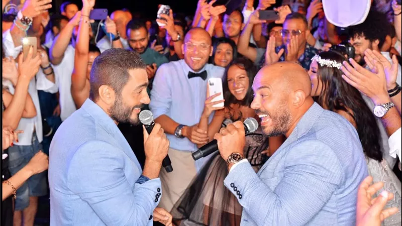 تامر حسني يشعل زفاف ياسر الحريري وإيمان العبد بدويتو 