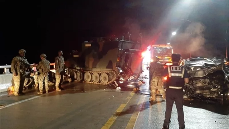 مصرع 4 اشخاص فى حادث تصادم سيارة رياضية بـ دبابة