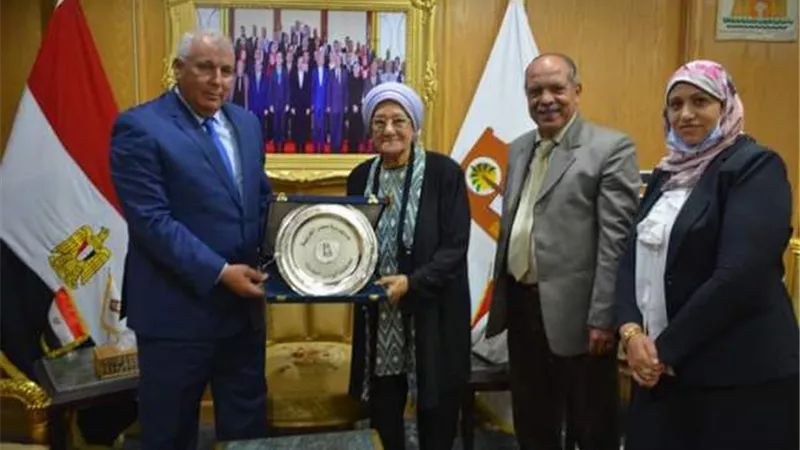الزملّوط يستقبل متبرعة لانشاء أول مدرسة تكنولوجية على مستوى الجمهورية بالوادى الجديد.صور