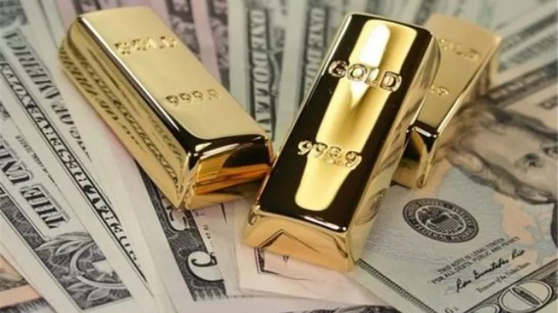 الذهب يتراجع مع توقف هبوط الدولار