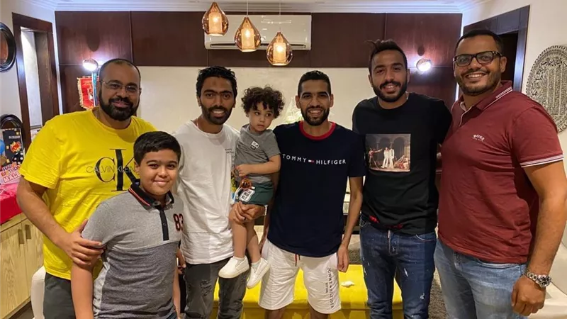 ثنائى الاهلى يدعمان مؤمن زكريا بزيارة فى منزله