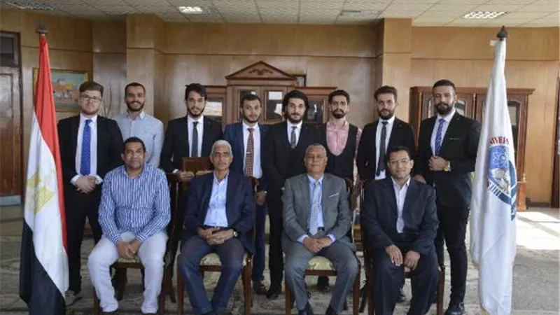 كلية طب الفم والأسنان بجنوب الوادى تحتفل بتخريج أول دفعة من الطلاب الوافدين.. صور