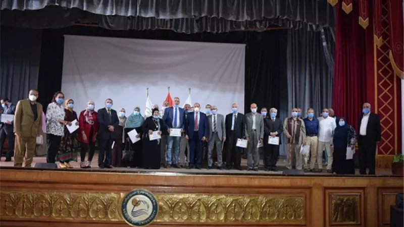 رئيس جامعة بني سويف يكرم المحالين لسن المعاش