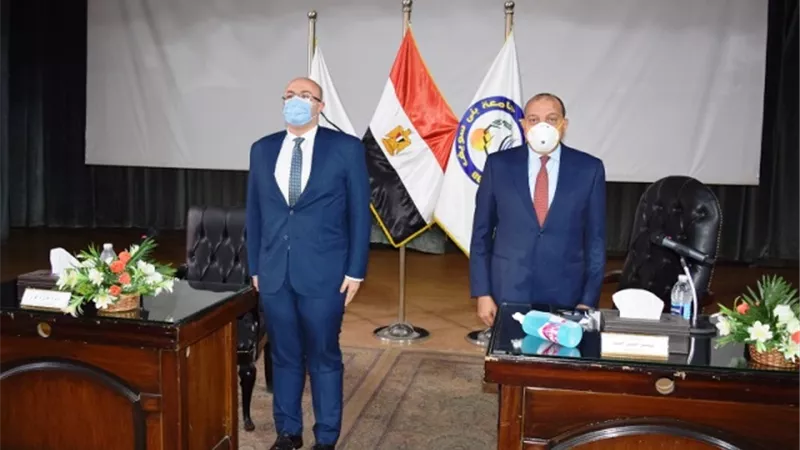 مجلس جامعة بنى سويف يقف دقيقة حداد على أرواح شهداء بئر العبد