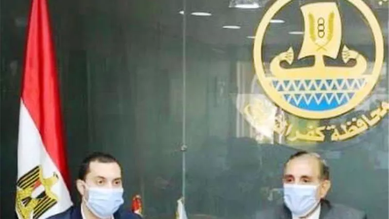 محافظ كفرالشيخ يشهد تسليم عقود تقنين أراضى أملاك الدولة لعدد من المواطنين