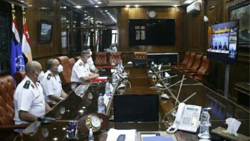 القوات البحرية توقع عقد إنشاء محطة تداول حاويات بميناء أبو قير البحرى